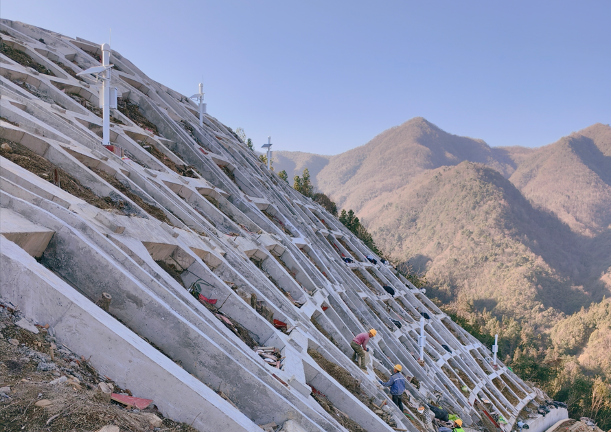 中铁五局宜涪高铁湖北段鹤峰隧道边坡智能安全监测
